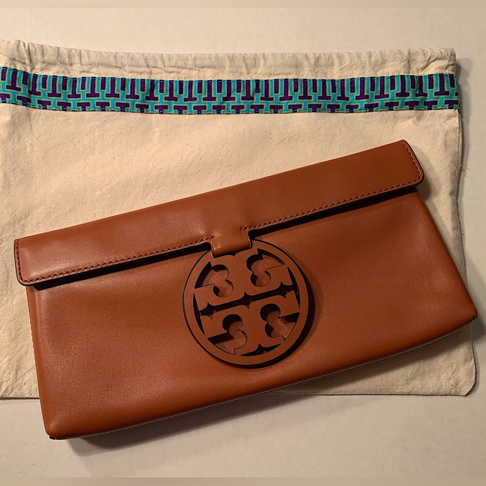 Tory Burch Women’s Miller Clutch Aged Camello EUC/Small lip gloss stain Used 2xs